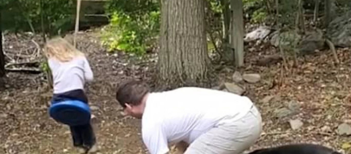 Αυτός ο μπαμπάς βρήκε τον καλύτερο τρόπο για να κάνει κούνια η κόρη του (βίντεο)